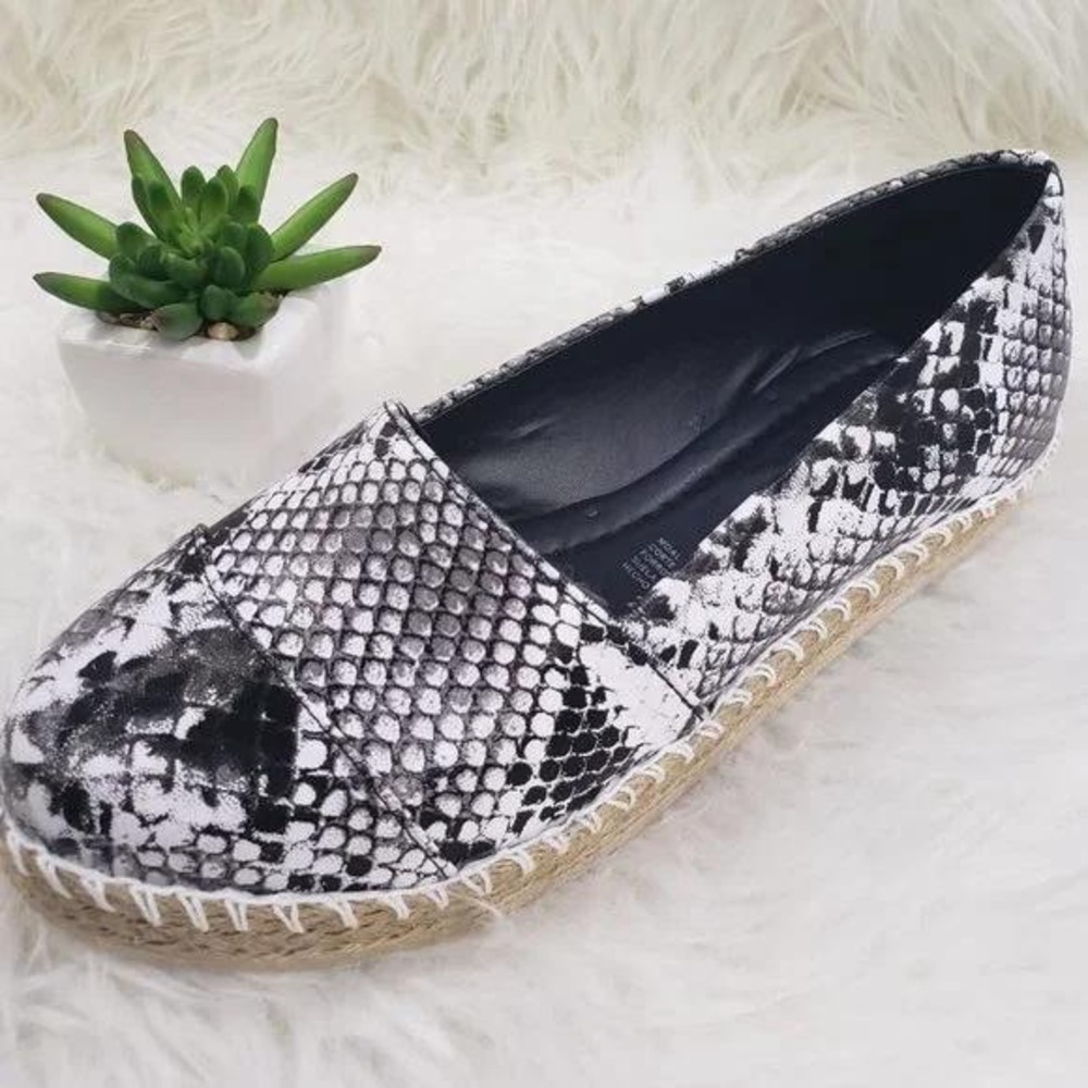 Secrets Shoes Women's Black White Snake Print Slip On Espadrille Flats 9 NEW - Picture 3 of 6